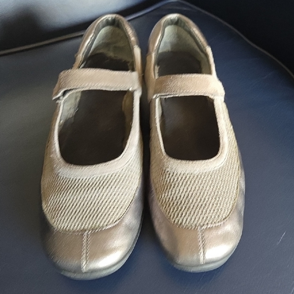 AEROSOLES Silver Mary Jane Shoes (sz 9)